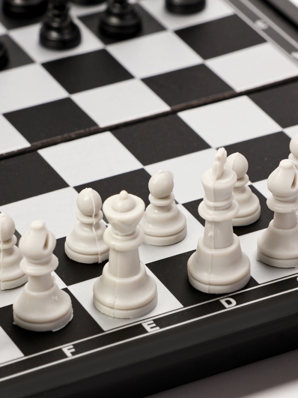 Шахматы 16 х 16  см, король h-2.8 см, d-1.2 см, доска и фигуры пластик Шахматы 16 х 16  см, король h-2.8 см, d-1.2 см, доска и фигуры пластик