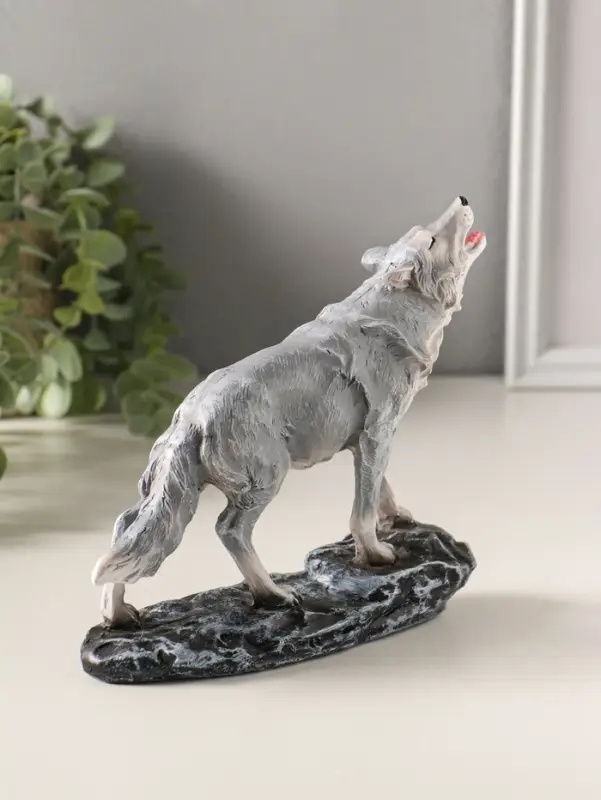Фигурка полистоун &laquo;Волк воет на луну&raquo;, 17&times;15.5 см