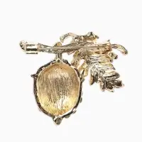 Брошь &laquo;Жёлудь&raquo; осенний с листом, стразы, цвет коичнево-бело-зелёный в золоте