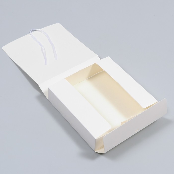 Коробка складная, белая, 24 х 24 x 6 см Коробка складная, белая, 24 х 24 x 6 см