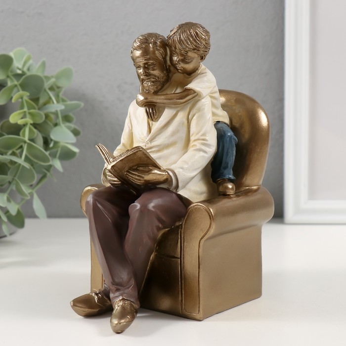 Сувенир полистоун "Уютный вечер с дедушкой за книгой" 13х10,5х16,5 см