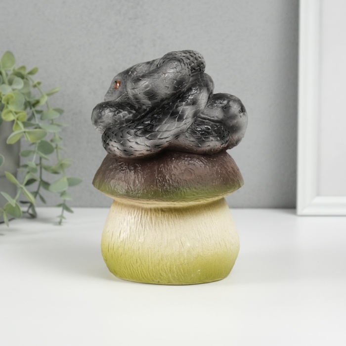 Новогодняя фигурка Новогодняя фигурка "Змейка на грибе" 12 х11 х 18 см, черно-серый