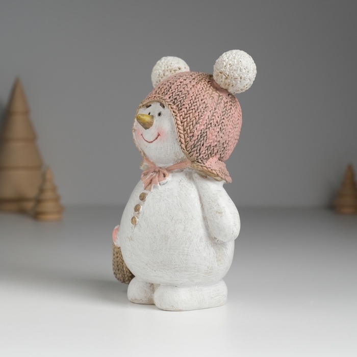 Сувенир полистоун  Сувенир полистоун "Снеговик в шапке с помпошками, с корзинкой" 8,5х5,5х13 см