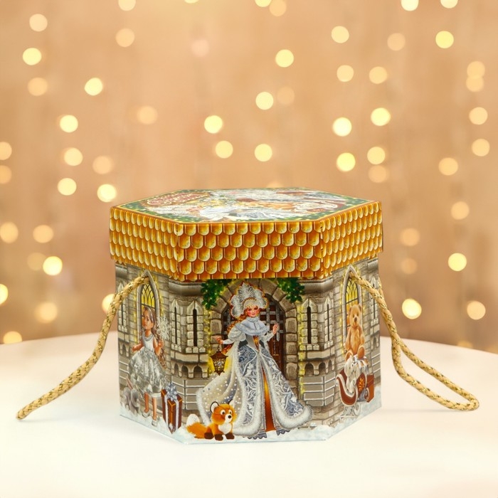 Новый год. Подарочная коробка новогодняя Шестигранник малый Новый год. Подарочная коробка новогодняя Шестигранник малый "Новогодний шарм" с веревочными ручками, 210x210x185 мм.