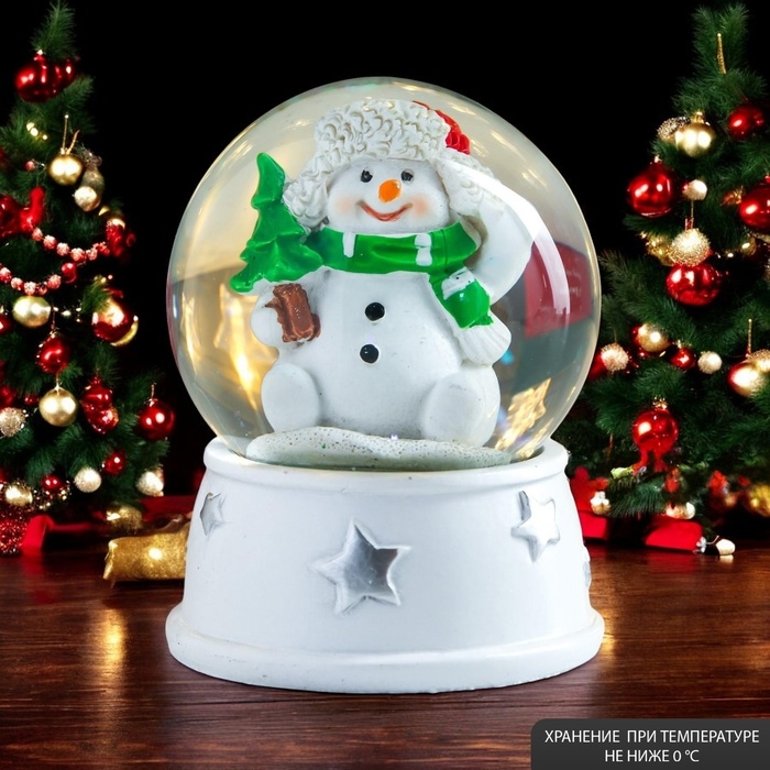 Сувенир полистоун водяной шар "Снеговик в шапке-ушанке, с ёлкой" d=6,5 см 8х6,5х6,5 см