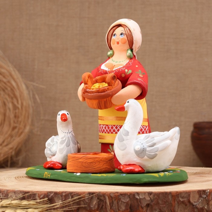 Ковровская игрушка  Ковровская игрушка "Барышня кормит гусей", керамика
