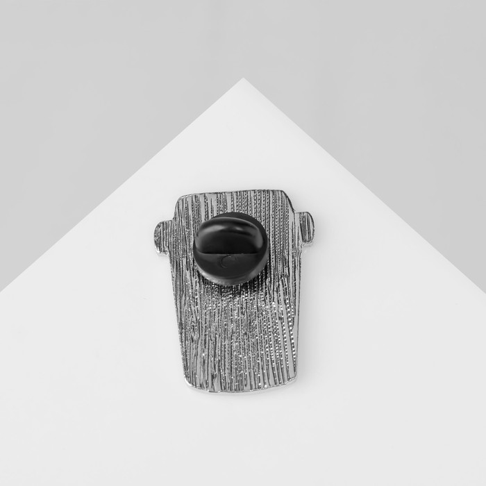 Значок «Мне нужен кофе», цвет бело-зелёный в серебре Значок «Мне нужен кофе», цвет бело-зелёный в серебре