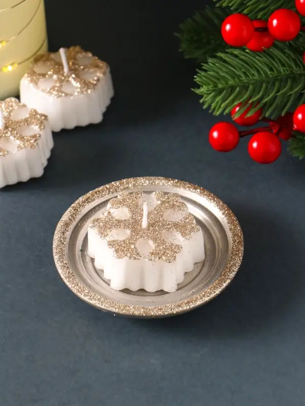 Набор свечей &laquo;Снежинки и подсвечник&raquo;, 3 шт., 12&times;10&times;4 см