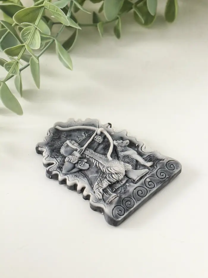 Магнит "Охотник с луком (барельеф)" 8 см