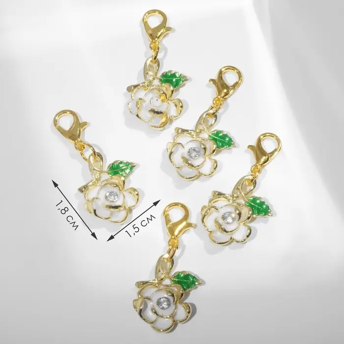Шарм «Цветок» роза с завитком, цвет зелёно-белый в золоте Шарм «Цветок» роза с завитком, цвет зелёно-белый в золоте