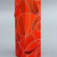 Подарочная новогодняя коробка под шампанское «Огненная» красная с веревочной ручкой 11×11×37 с