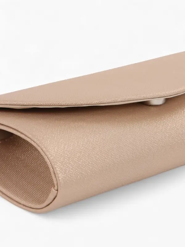 Сумка-клатч вечерняя на магните, на серебристой цепочке, бежевая