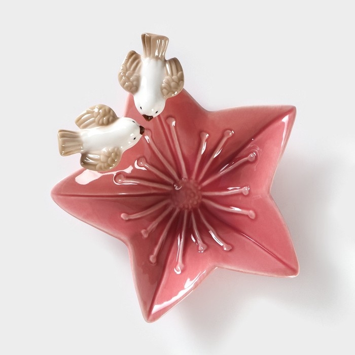 Блюдо керамическое сервировочное «Голубки на цветочке», 14×13,5×4 см, цвет розовый