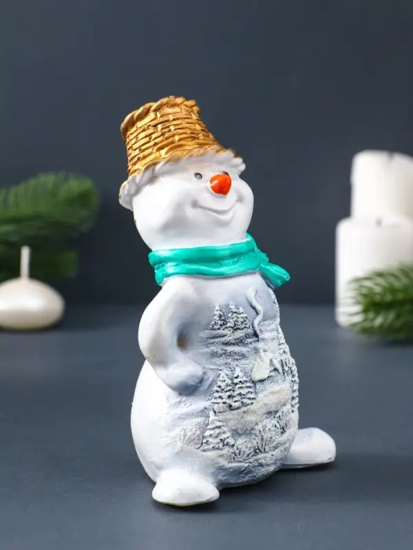 Свеча фигурная "Снеговик в золотом колпаке" 8,5х5,5х14 см