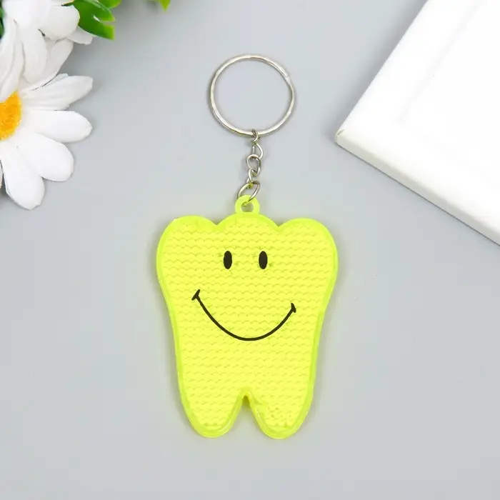 Брелок пластик светоотражающий катафот "Зубик-смайл" 5х6,5 см