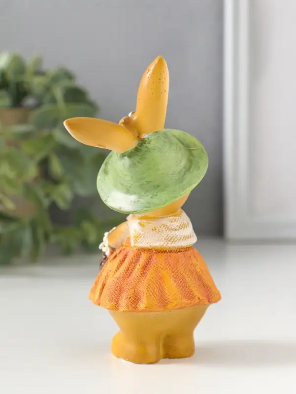 Сувенир полистоун "Зайка в рыжем сарафане и зелёной шляпке, с корзиной цветов" 4,5х4х10,5 см   10915