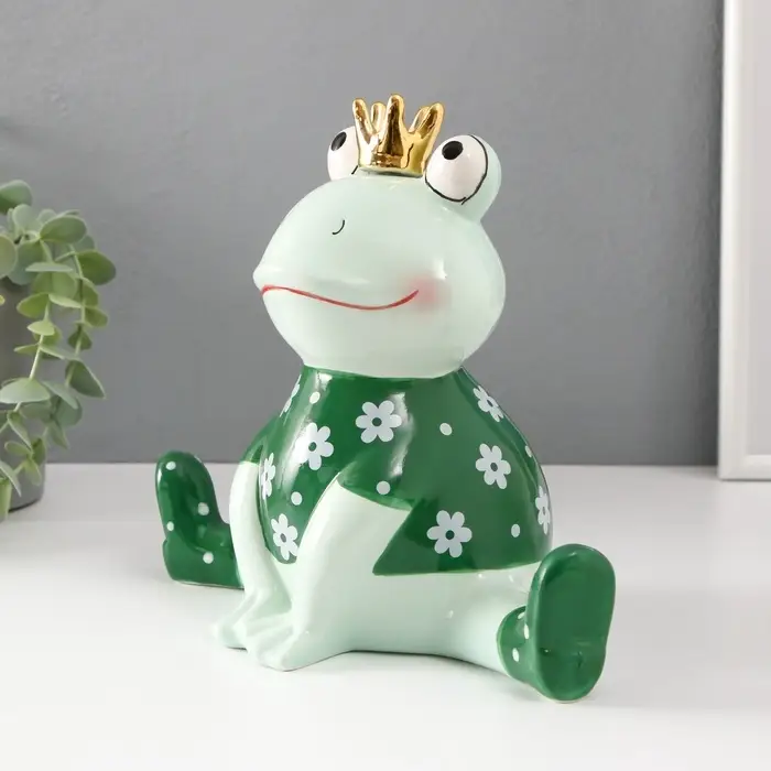Фигурка керамика &laquo;Лягушонок в футболке с ромашками, в короне&raquo;, 24.3&times;13.2&times;21.8 см