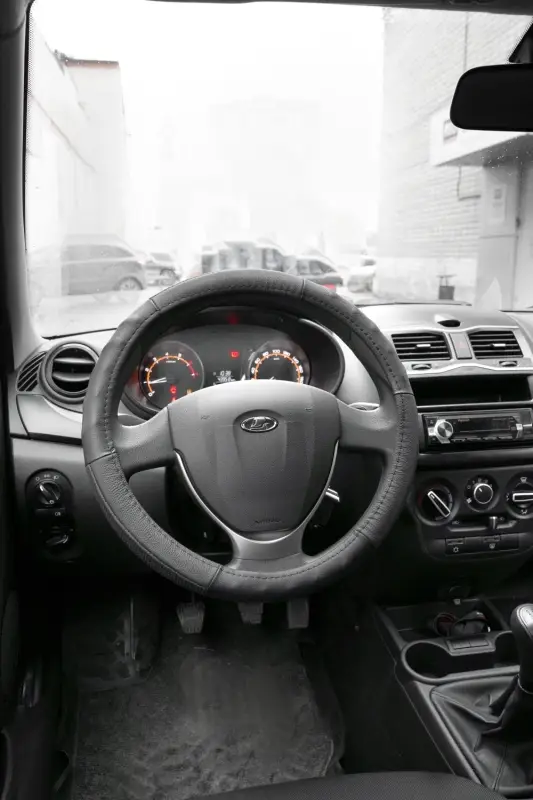 Оплетка на руль (нат. кожа) AVS GL-200L-B (размер L, черный) - Серия "Classic"