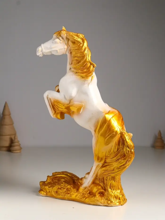 Фигура "Победоносный конь" 34х22х9 см, белый с золотом Фигура "Победоносный конь" 34х22х9 см, белый с золотом