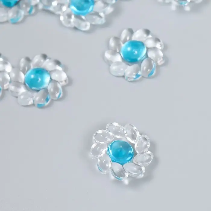 Декор для творчества пластик "Цветок с цветной серединкой" прозрачно-голубой 0,8х2,4х2,4 см   912946