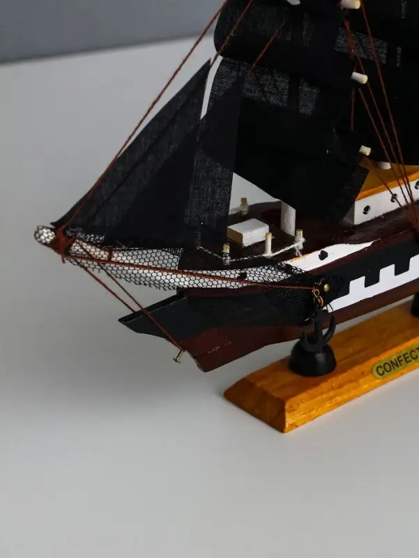 Сувенирная модель корабля &laquo;Пиратский. Аризона&raquo;, 24&times;6&times;22 см, чёрные паруса
