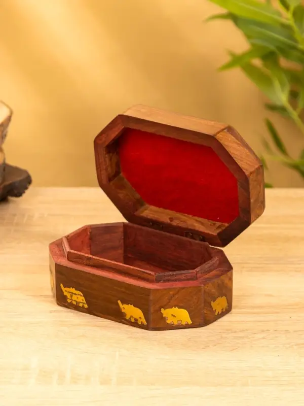 Шкатулка резная Шкатулка резная "Слоник в саду" 15х10х5 см, дерево шишам