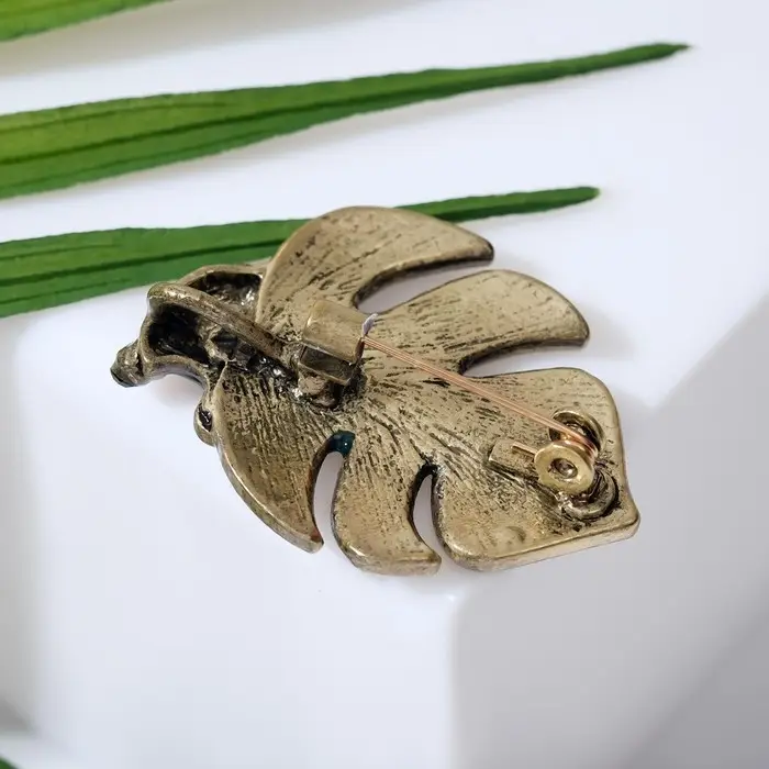 Брошь «Лягушка» за листом, цвет зелёный в чернёном золоте Брошь «Лягушка» за листом, цвет зелёный в чернёном золоте