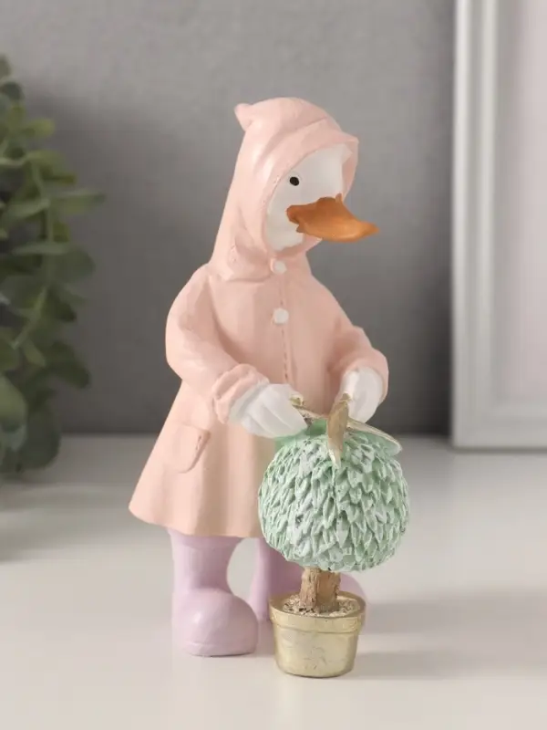 Фигурка полистоун &laquo;Утка в дождевике стрижёт цветок&raquo;, 9&times;6.5&times;14.5 см