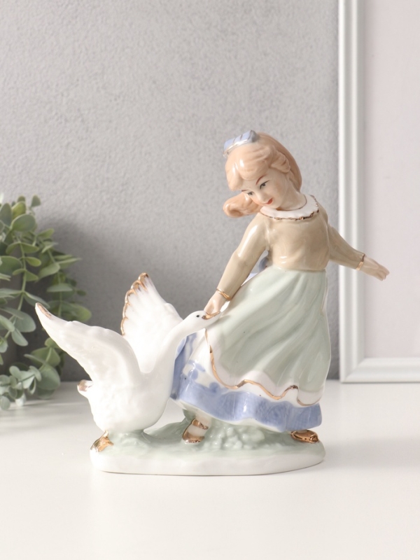 Сувенир керамика  Сувенир керамика "Девочка с гусем" 21х11х23 см