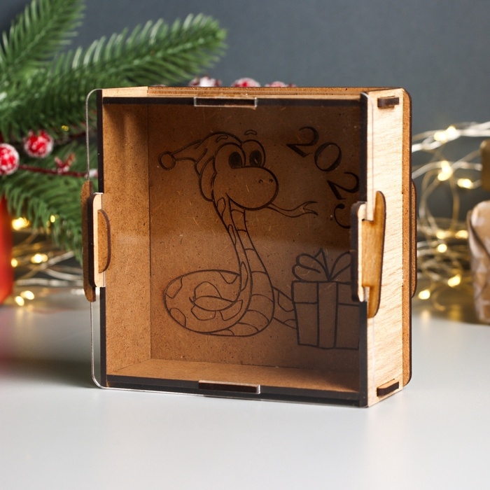 Новогодняя копилка с акрилом  Новогодняя копилка с акрилом "Змея. Подарок" 12х12х4 см