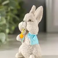 Статуэтка "Кролик с  морковкой" 7х5х4 см, серый