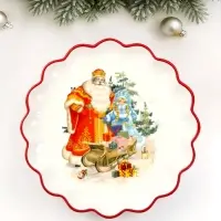 Тарелка для сервировки новогодняя Доляна &laquo;Дед мороз и снегурочка&raquo;, 20&times;20&times;2.5 см, доломит, белая, красная