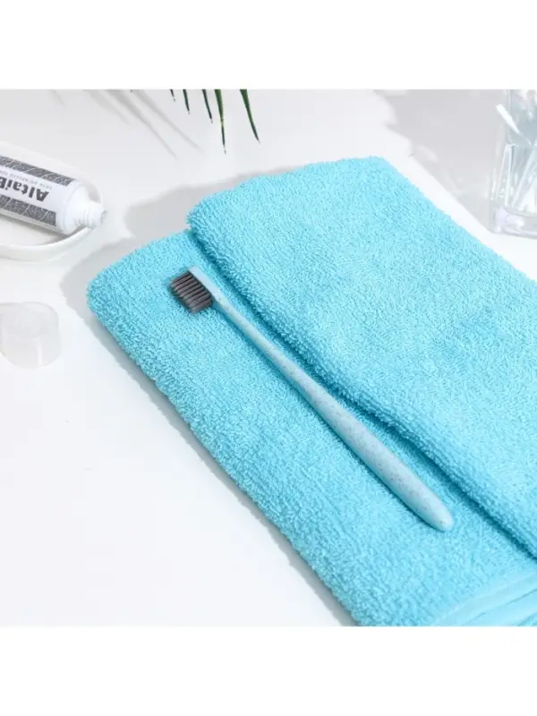 Зубная щетка мягкая, в тубе, бирюзовая