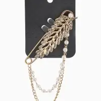 Булавка &laquo;Лист&raquo; в стразах, цепочка, жемчуг, L=7.5 см, цвет белый в золоте