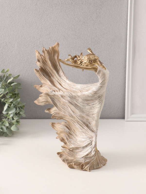 Сувенир полистоун  Сувенир полистоун "Свобода. Девушка в летящем платье" бежевый 21х14х30,5 см