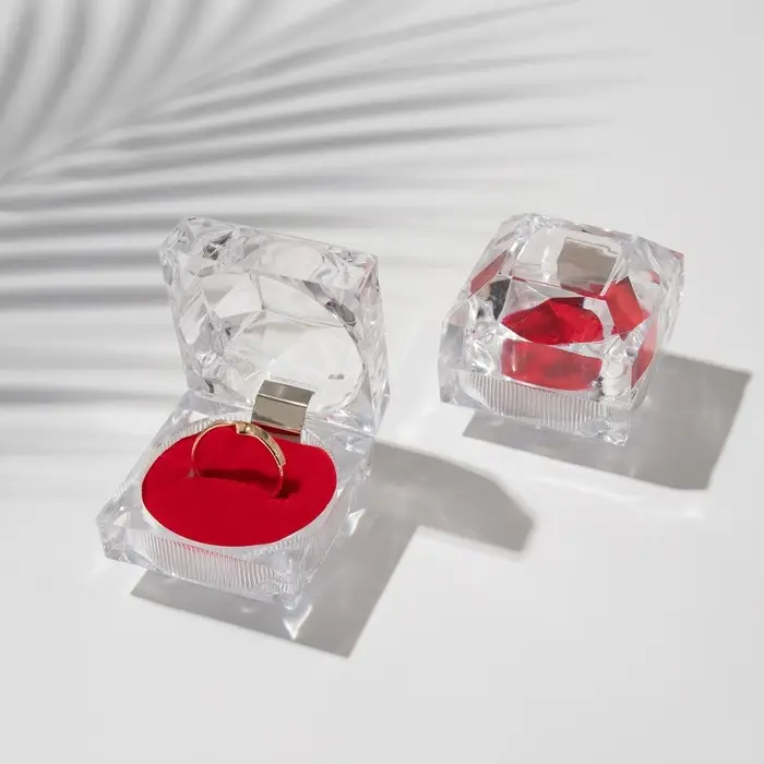 Футляр пластиковый под кольцо «Бриллиант», 4,4×4,4, вставка красная