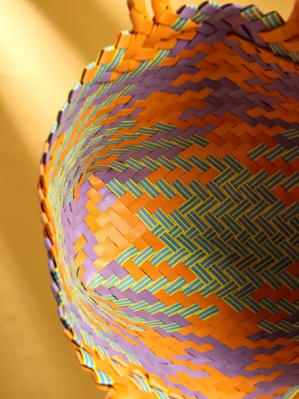 Сумка плетёная пластиковая 20х10х30 см, цв. разноцветный Сумка плетёная пластиковая 20х10х30 см, цв. разноцветный