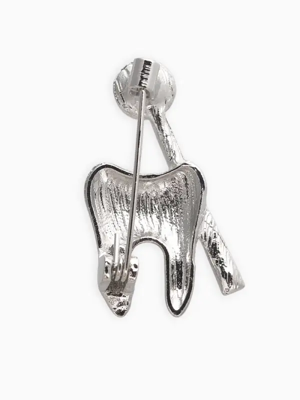 Брошь &laquo;Зуб с зеркалом&raquo;, белая в серебре