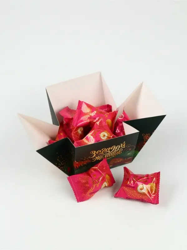 Подарочный набор &laquo;С Новым годом&raquo;: чай (50 г), конфеты (110 г), печенье брауни (120 г)