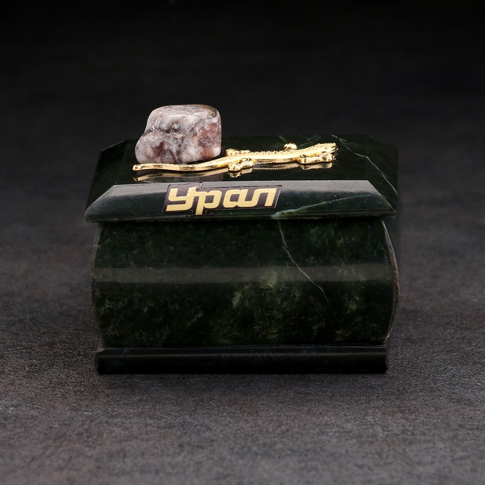 Шкатулка Шкатулка "Урал" прямоугольная, змеевик, с декоративным камнем, 7,5х5,5х5,5 см