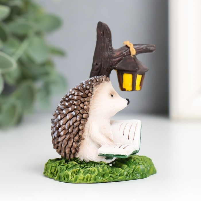 Сувенир полистоун  Сувенир полистоун "Ёжик под фонарём - чтение" 7,4х5,6х4,6 см