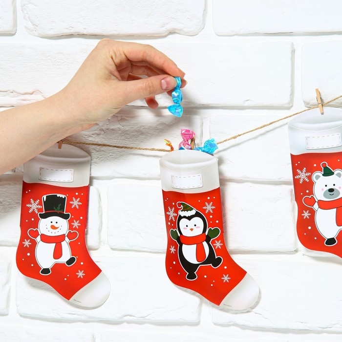 Гирлянда с прищепками новогодняя «Новогодние носочки», на Новый год, красная, длина 1.5 м. Гирлянда с прищепками новогодняя «Новогодние носочки», на Новый год, красная, длина 1.5 м.