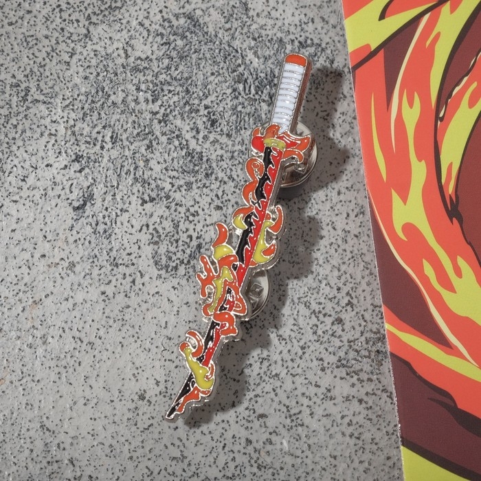 Значок «Катана» огонь, цветной в серебре Значок «Катана» огонь, цветной в серебре