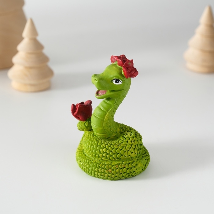 Сувенир полистоун Сувенир полистоун "Змейка с красными розами" 4,9х6 см