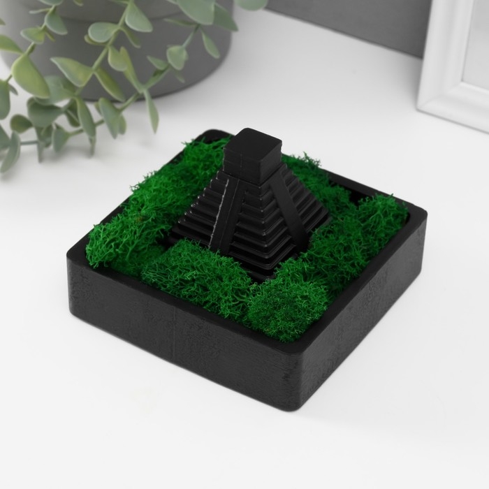 Кашпо бетонное Кашпо бетонное "Храм Солнца" высота 8 см 11,5х11,5 см черный со мхом (мох зелен. стабилиз.)