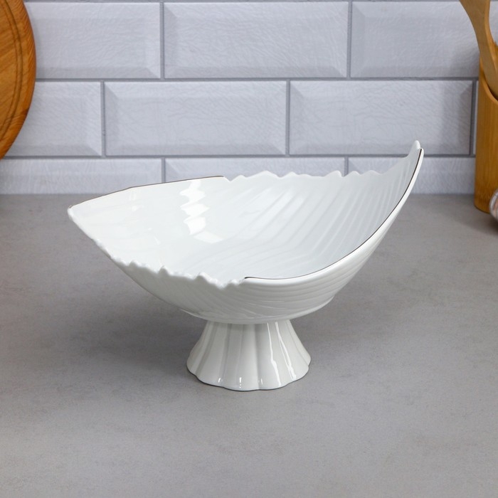 Фруктовница, 1 л, золотая обводка, фарфор, Иран Фруктовница, 1 л, золотая обводка, фарфор, Иран