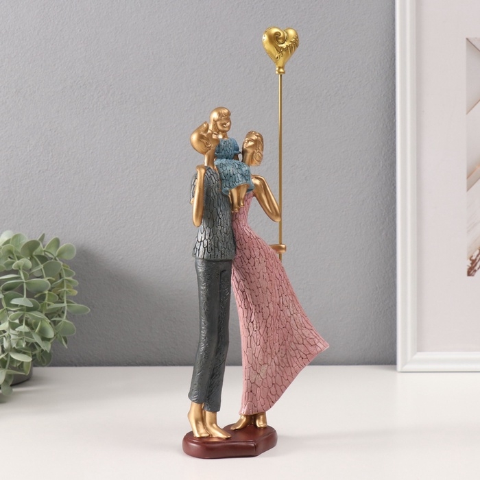 Сувенир полистоун  Сувенир полистоун "Пара с дочкой и с шариком" 6х12,5х33,5 см