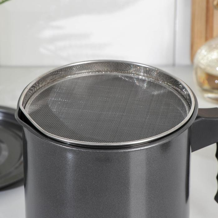 Контейнер для отделения масла и бульона, с ситом 1,7 л, 19×16×17,5 см, антипригарное покрытие Контейнер для отделения масла и бульона, с ситом 1,7 л, 19×16×17,5 см, антипригарное покрытие