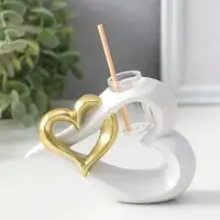 Аромадиффузор полистоун с палочками "Сплетённые сердца" белый с золотом 4,7х12,3х9 см