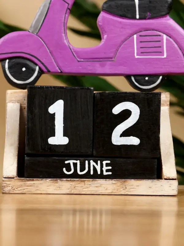 Календарь настольный «Мопед», 14×5.5×14.5 см, дерево, фиолетовый